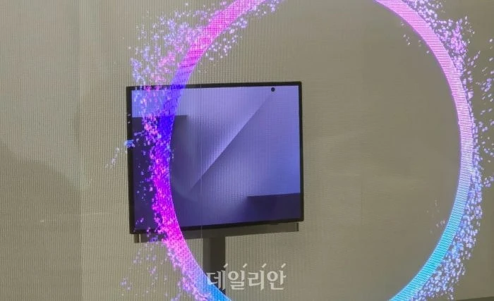 Ảnh thực tế smartphone gập ba của Samsung