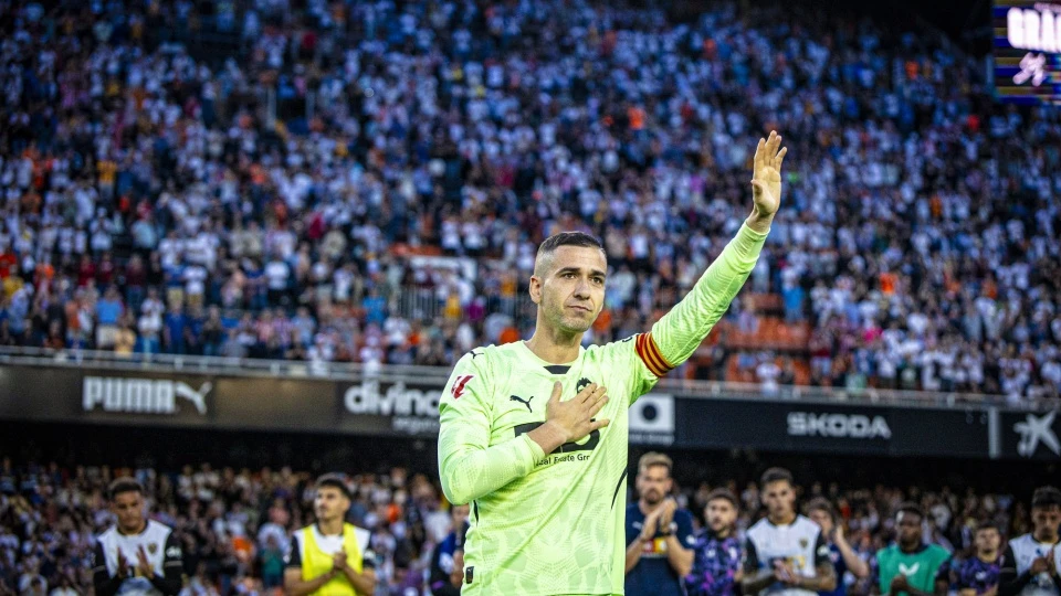 Thủ môn Valencia Jaume Domenech giải nghệ vì con gái