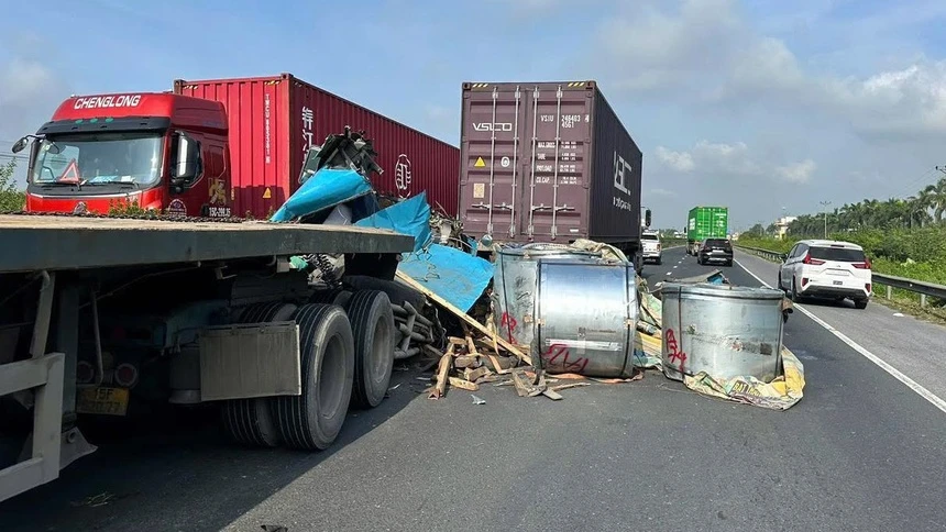 Tai nạn nghiêm trọng trên quốc lộ 5: Ba cuộn thép đứt dây, đè nát cabin xe container