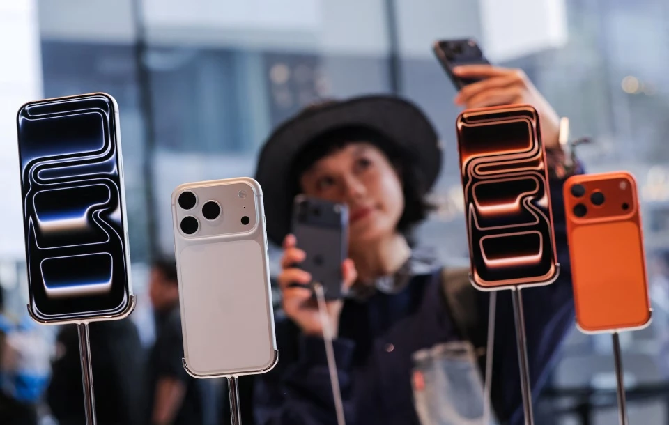 iPhone Breaks Records, Samsung Also Benefits